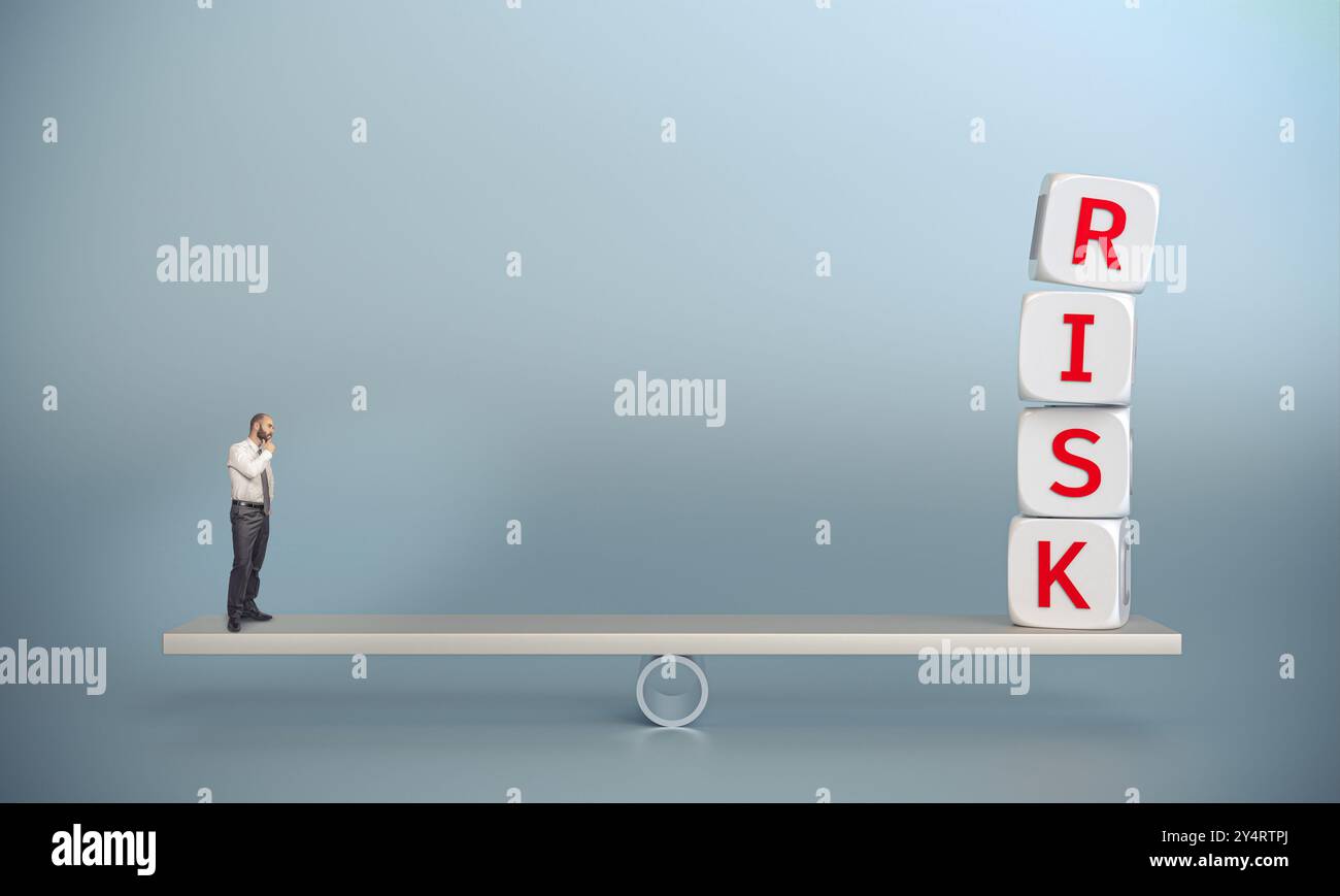 Homme d'affaires debout équilibrant la balançoire envisageant des cubes de dés à risque Banque D'Images