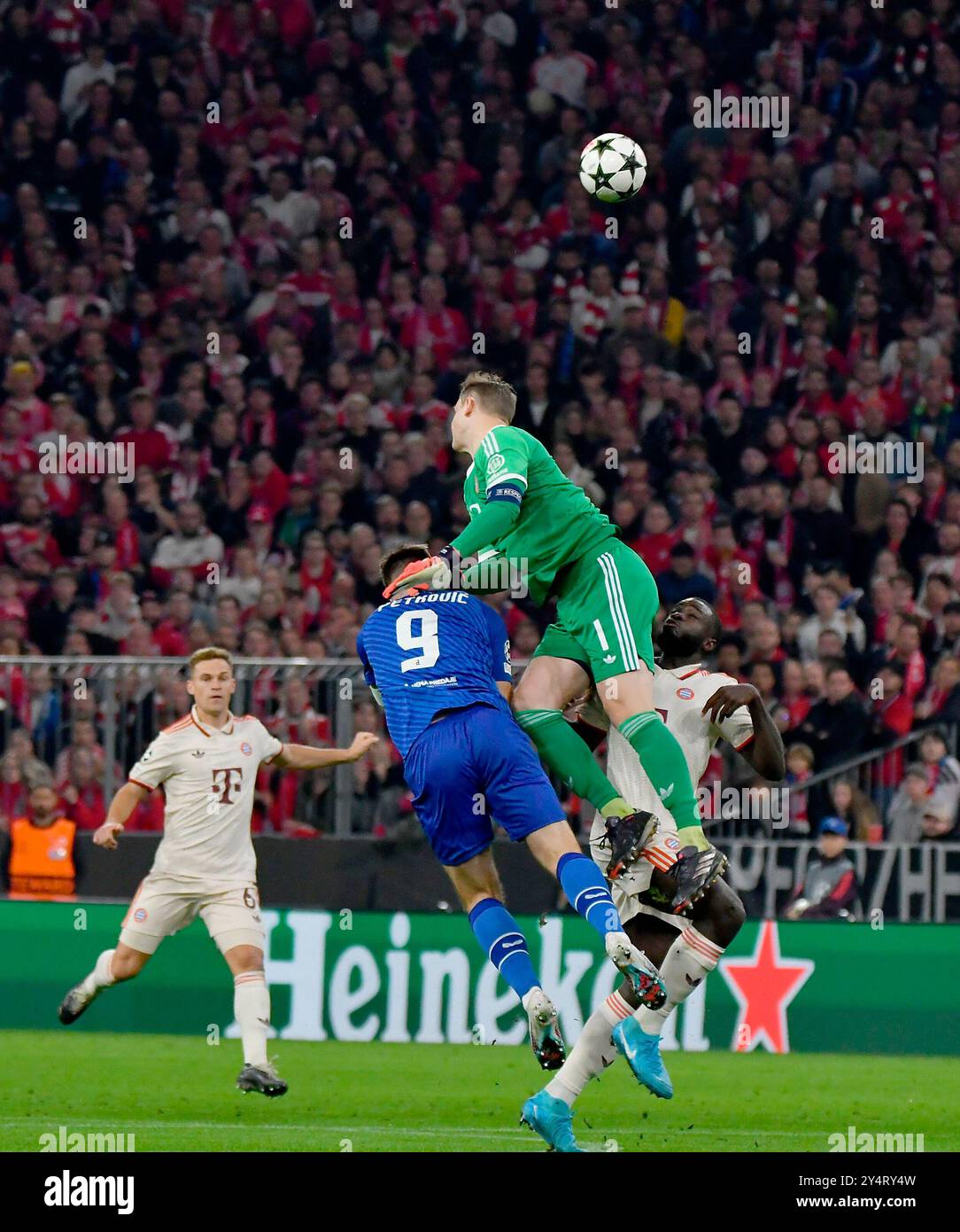 Munich, Deutschland. 17 septembre 2024. 17.09.2024, Allianz Arena, Munich, Ligue des Champions, FC Bayern Munich vs Dinamo Zagreb, sur la photo Bruno Petkovic (Zagreb), gardien Manuel Neuer (Munich) crédit : dpa/Alamy Live News Banque D'Images