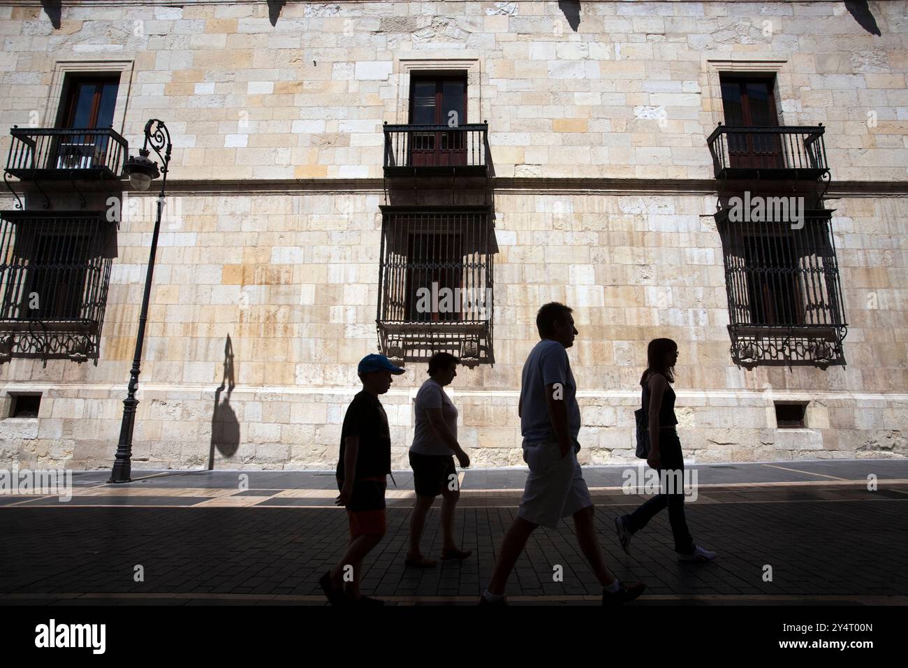 Leon, Espagne, 21 août 2008, les visiteurs se promènent tranquillement le long de la Calle Ancha, en admirant la façade sud de l'historique Palacio de los Guzmanes à León. Banque D'Images