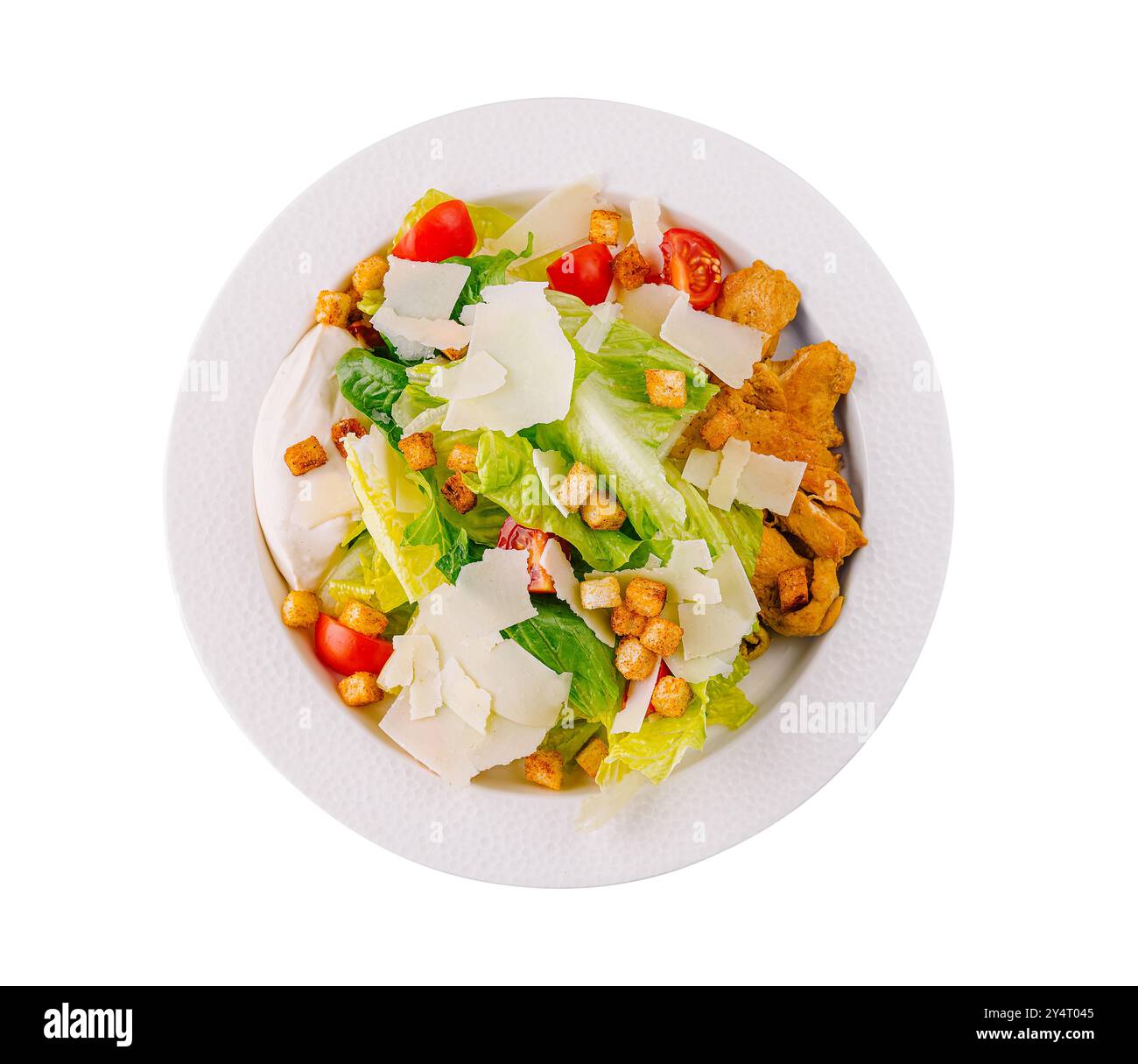 Salade César avec croûtons, fromage et tomates cerises, isolé sur fond blanc Banque D'Images