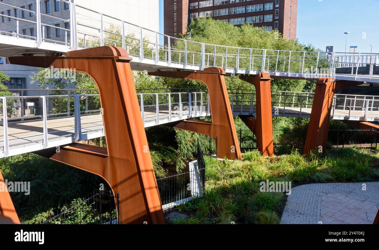 La rampe cyclable et piétonne qui mène au Viaduct Park au-dessus de l'échangeur de transport, Stockport, GTR Manchester, Angleterre, Royaume-Uni Banque D'Images