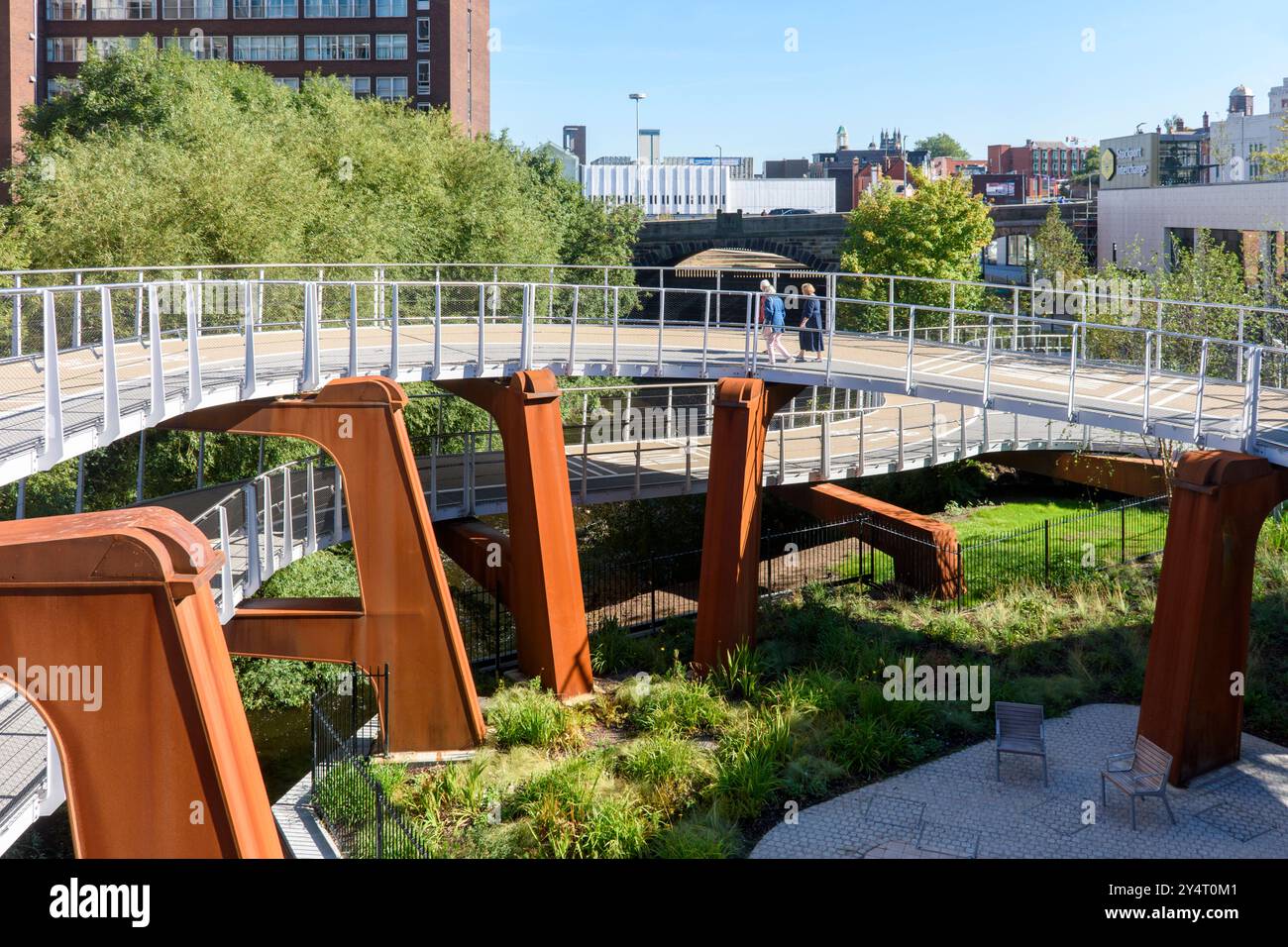 La rampe cyclable et piétonne qui mène au Viaduct Park au-dessus de l'échangeur de transport, Stockport, GTR Manchester, Angleterre, Royaume-Uni Banque D'Images