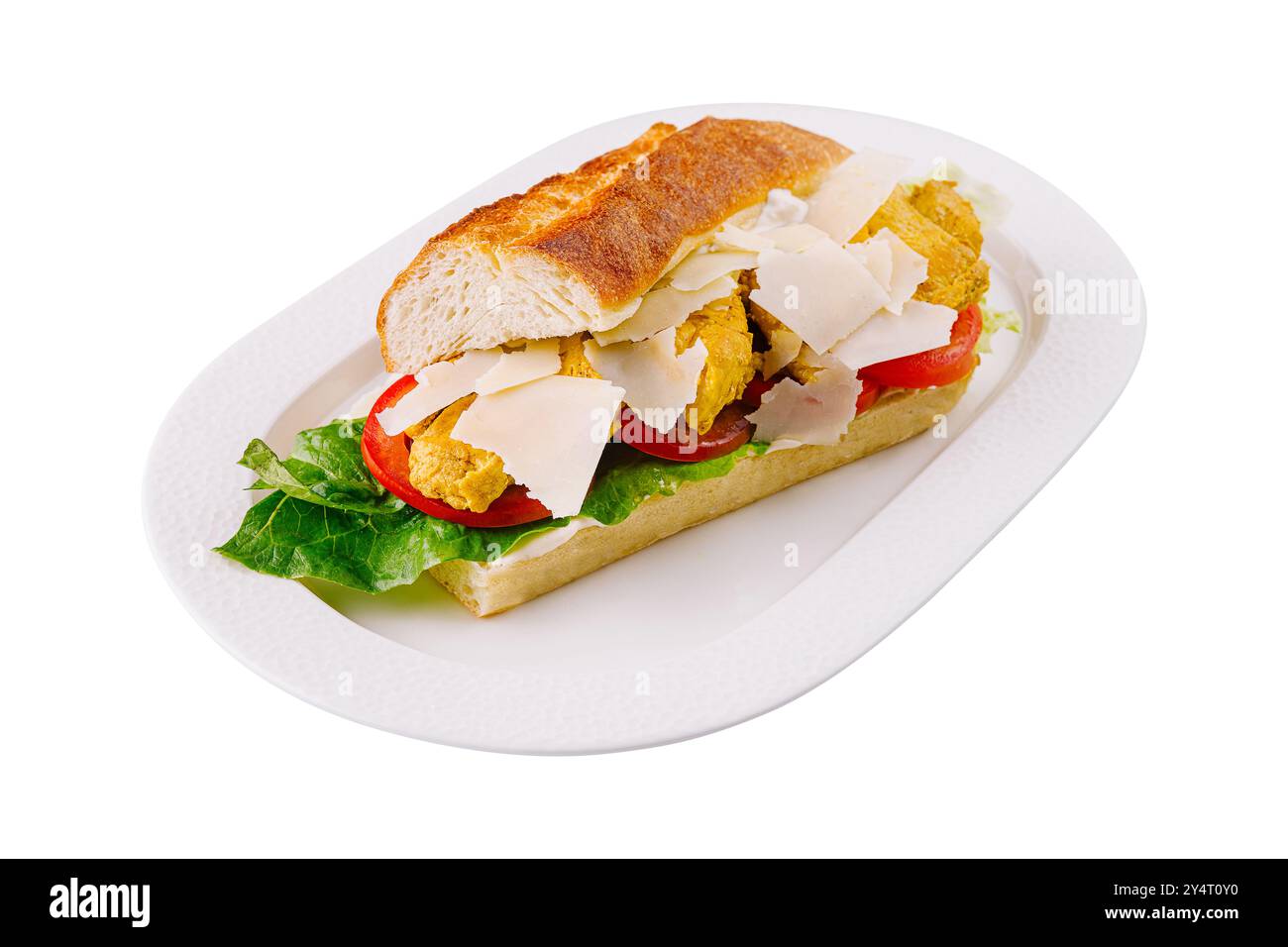 Délicieux sandwich baguette avec légumes verts, tomates et fromage sur fond blanc Banque D'Images