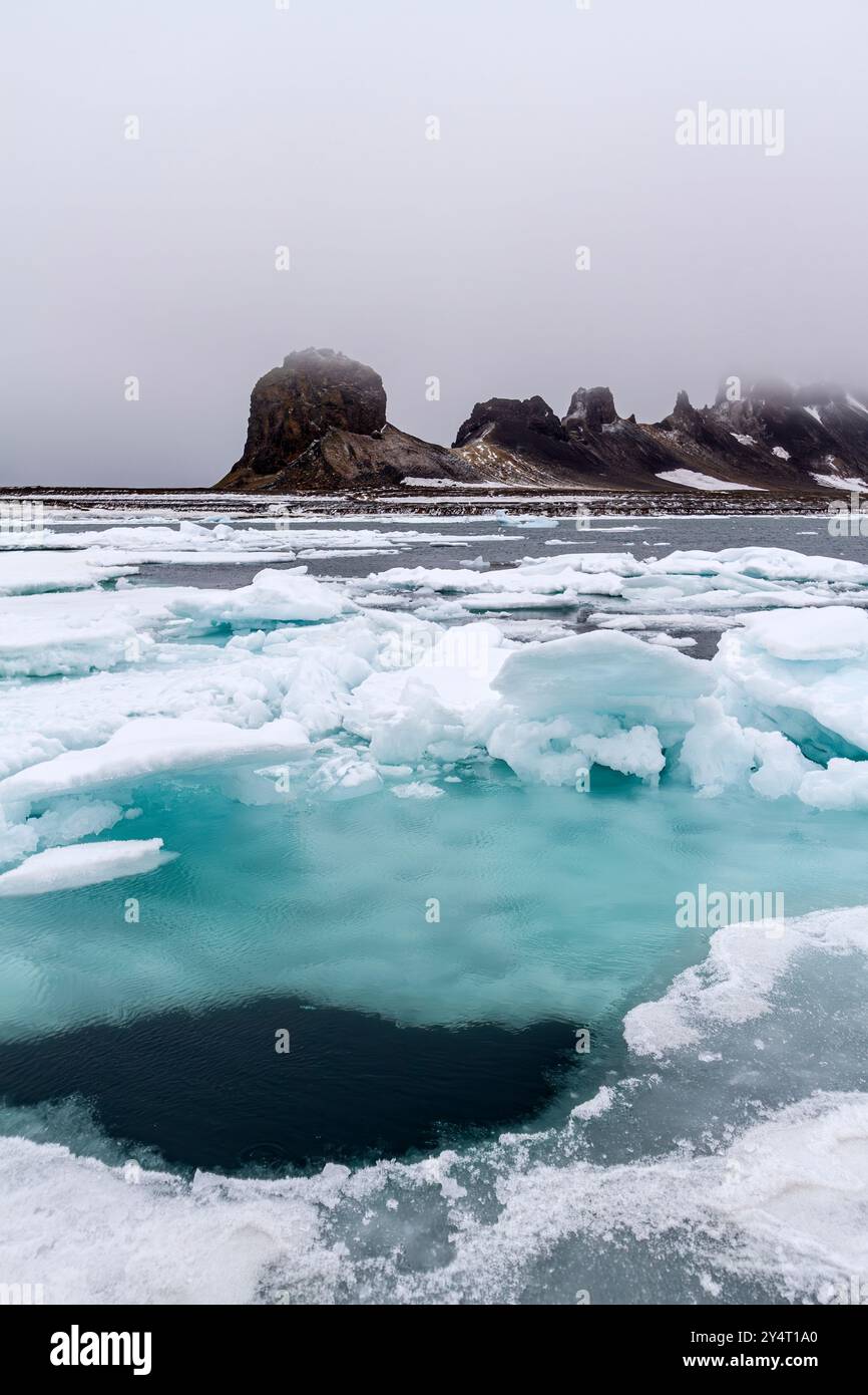 Une vue du cap Tegetthoff sur l'île Hall (Gallya) dans la Terre Franz Josef, Russie, Océan Arctique. Banque D'Images