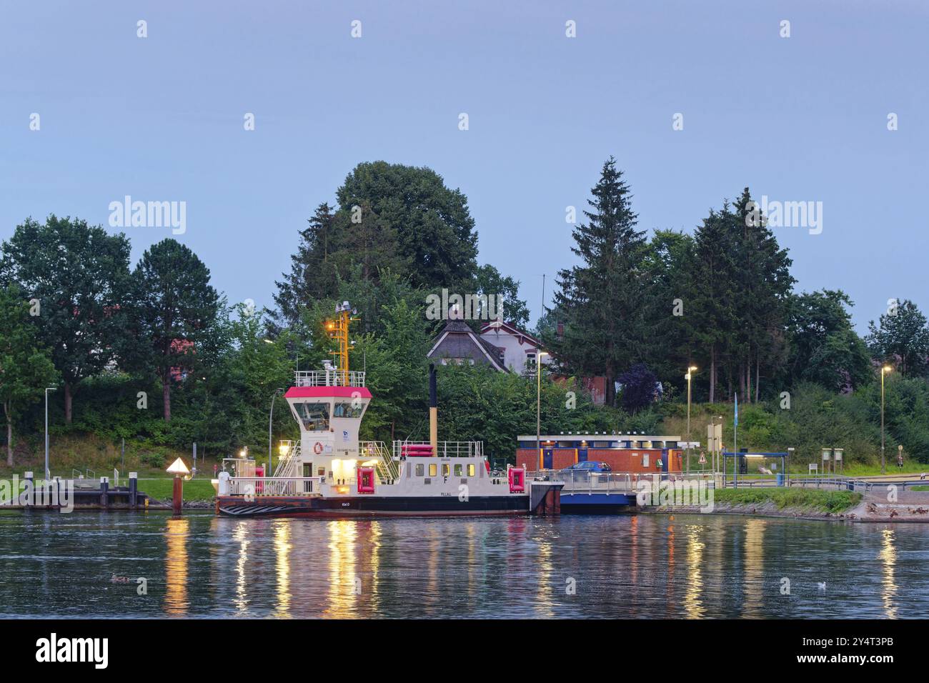 Le ferry du canal de Pillau au au terminal de ferry Sehestedt sur le canal de Kiel. Sehestedt, Schleswig-Holstein, Allemagne, Europe Banque D'Images