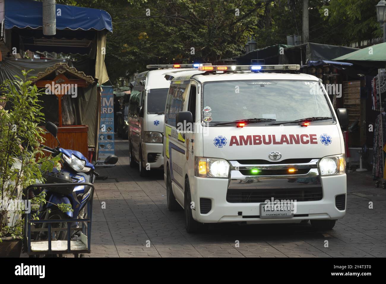 Ambulance, ambulance de service, à Phra Athit Road, Chana Songkhram, Phra Nakhon, Bangkok, Thaïlande, Asie Banque D'Images