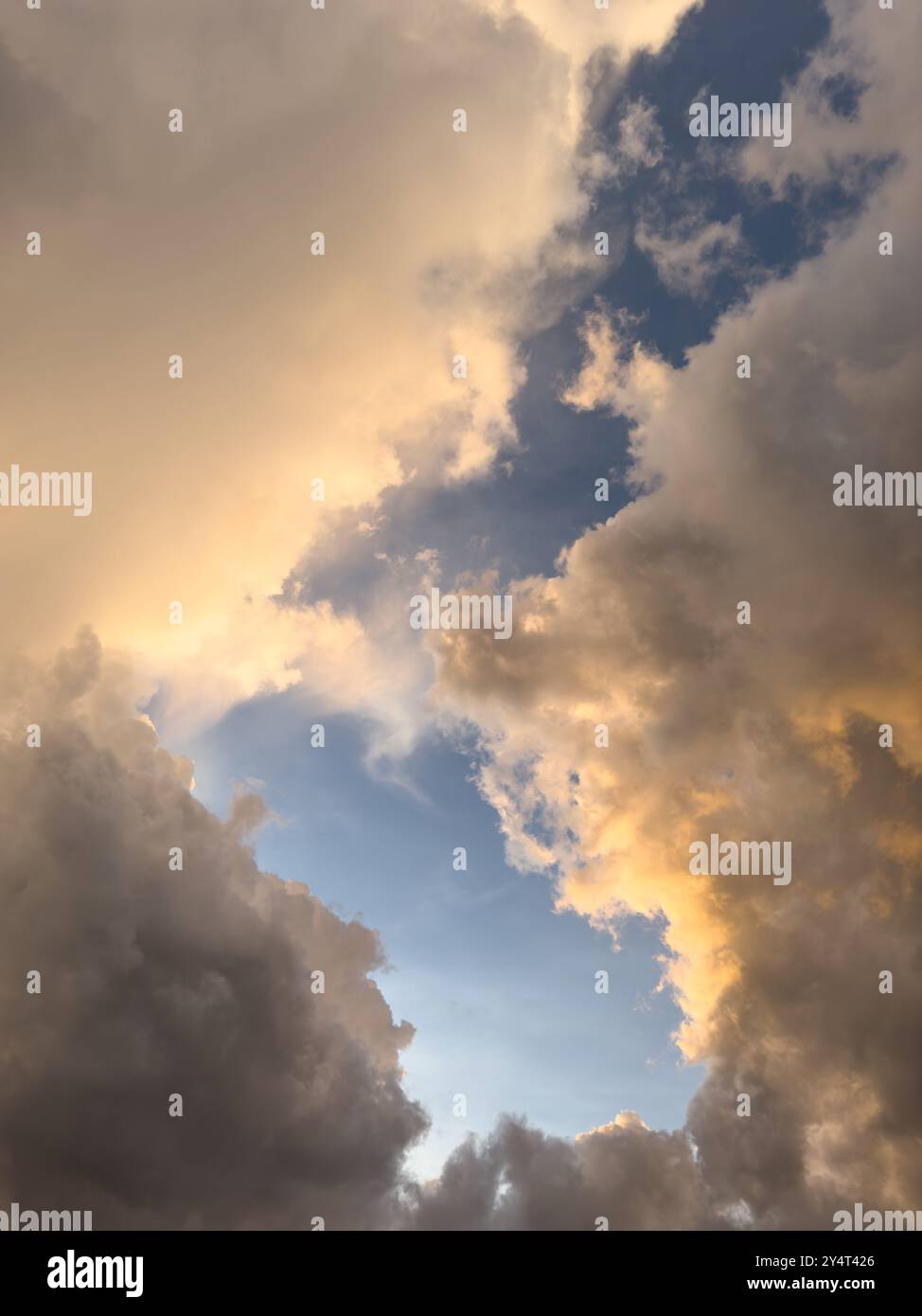 Ciel crépusculaire avec des nuages de couleur orange faisant forme de cadre de fenêtre Banque D'Images