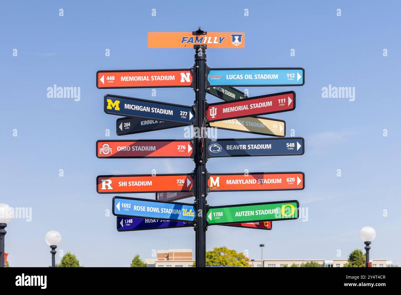 Directions pour les stades de football universitaire de la NCAA à l'extérieur du Memorial Stadium à l'Université de l'Illinois. Banque D'Images