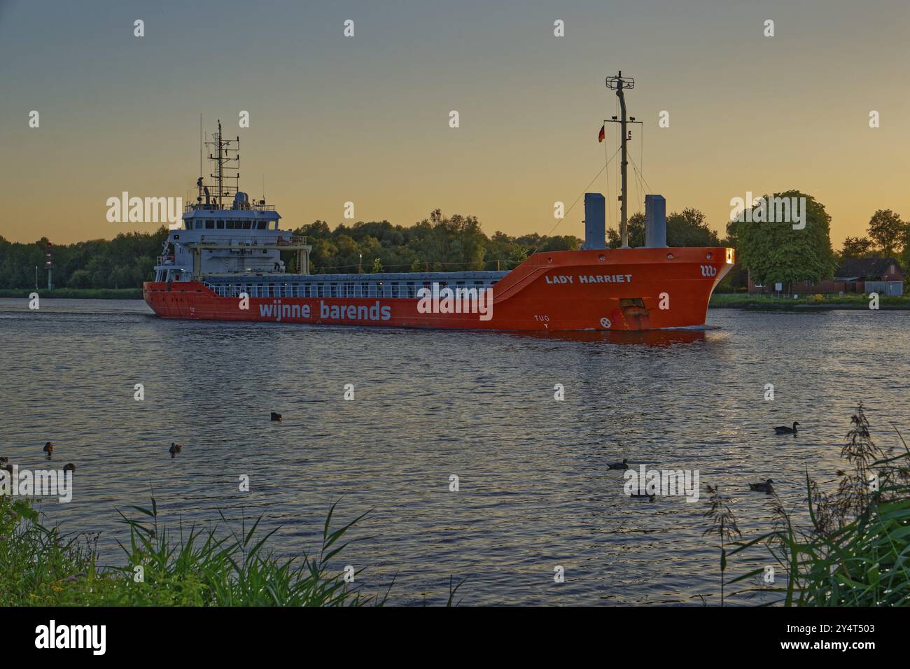 Trafic maritime le soir sur le canal de Kiel. Breiholz, Schleswig-Holstein, Allemagne, Europe Banque D'Images