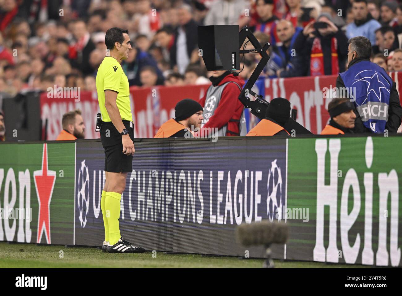 Arbitre Juan Martinez Munuera dans la zone d'examen, VAR, arbitre assistant vidéo, preuve vidéo, arbitre assistant vidéo, Ligue des champions, Allianz sont Banque D'Images