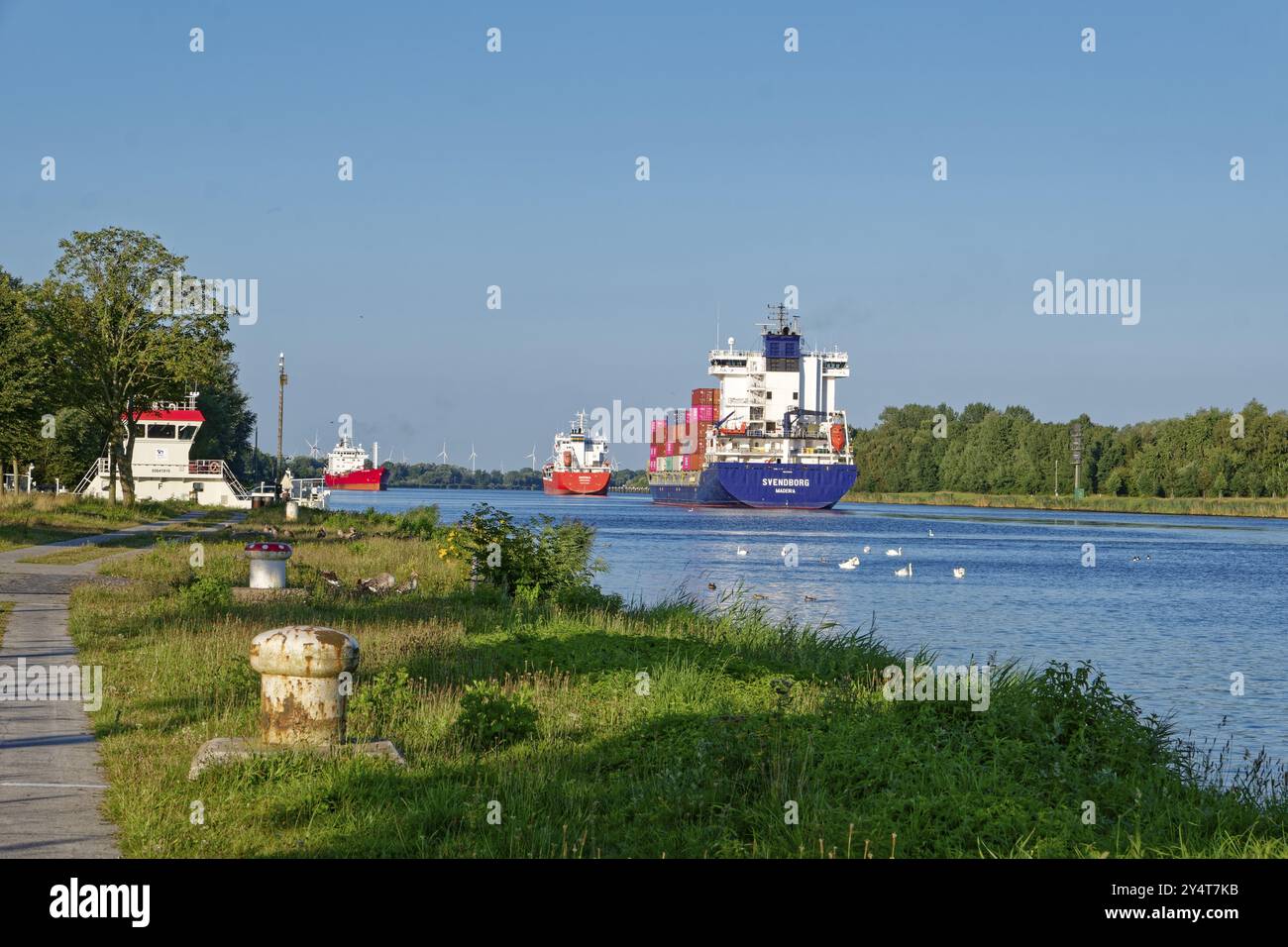 Trafic maritime sur le canal de Kiel, la voie navigable intérieure la plus fréquentée du nord de l'Allemagne. Breiholz, Schleswig-Holstein, Allemagne, Europe Banque D'Images