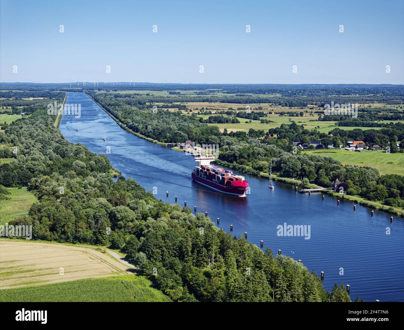 Vue aérienne du canal de Kiel près d'Oldenbuettel, vers le nord-est. Un cargo porte-conteneurs se dirige vers l'Elbe. Oldenbuettel, Schleswig-Hol Banque D'Images