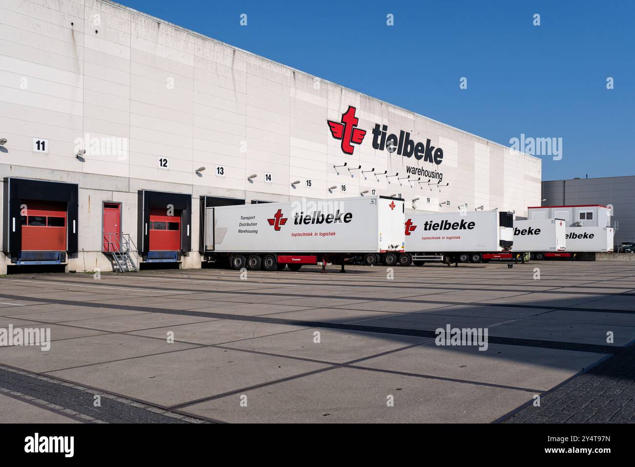 Semi-remorques Tielbeke à l'entrepôt à Zwolle, pays-Bas Banque D'Images