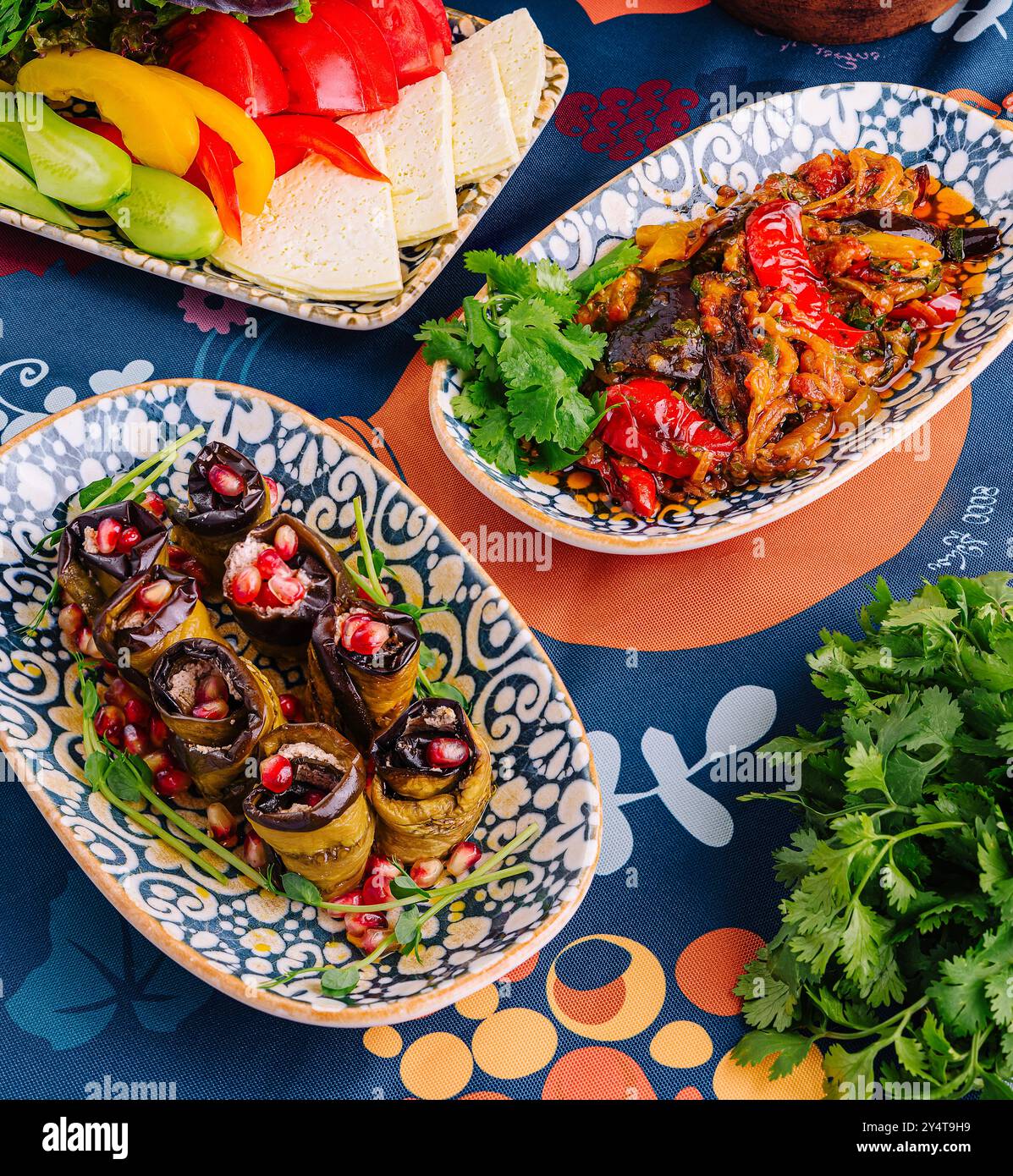 Découvrez l'assortiment vibrant et savoureux de la cuisine méditerranéenne traditionnelle avec une variété de plats sains et colorés préparés avec du v Banque D'Images