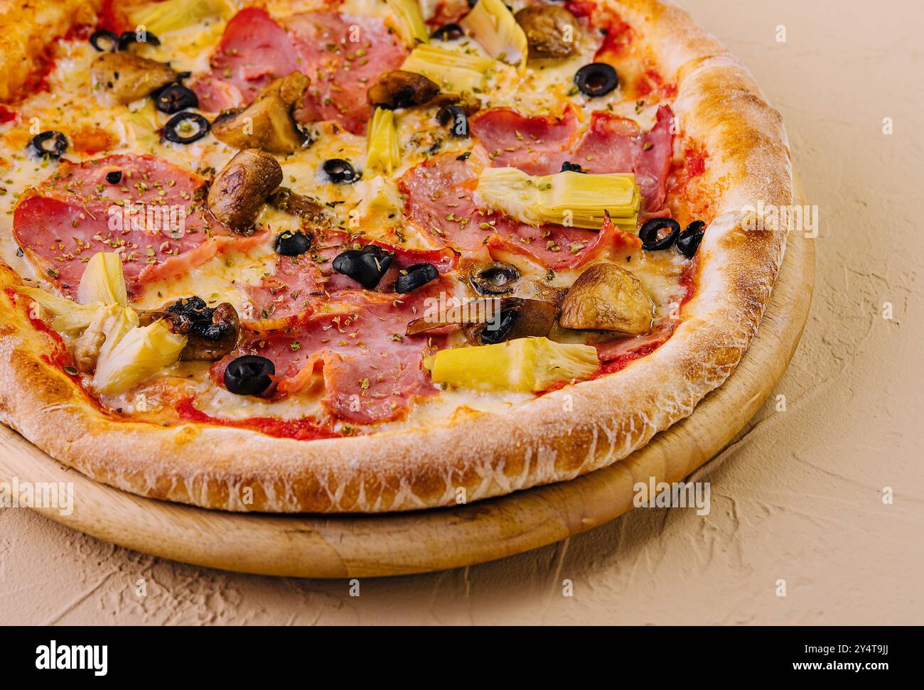 Pizza suprême fraîchement cuite garnie de divers ingrédients sur un fond neutre Banque D'Images