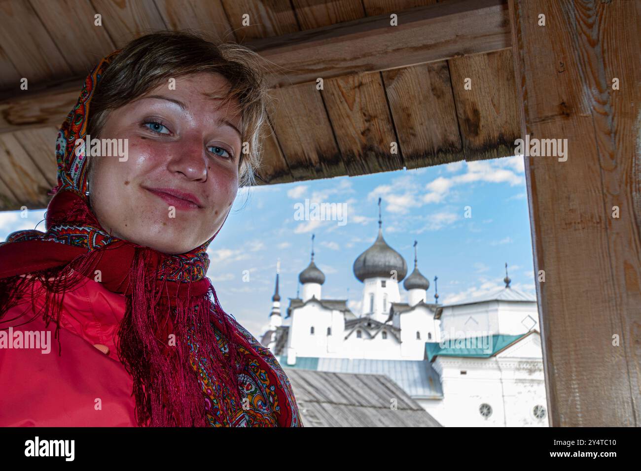 Une femme russe à l'intérieur du monastère orthodoxe russe Solovetsky fondé en 1436 par 2 moines sur l'île de Bolchoï, en Russie. Banque D'Images