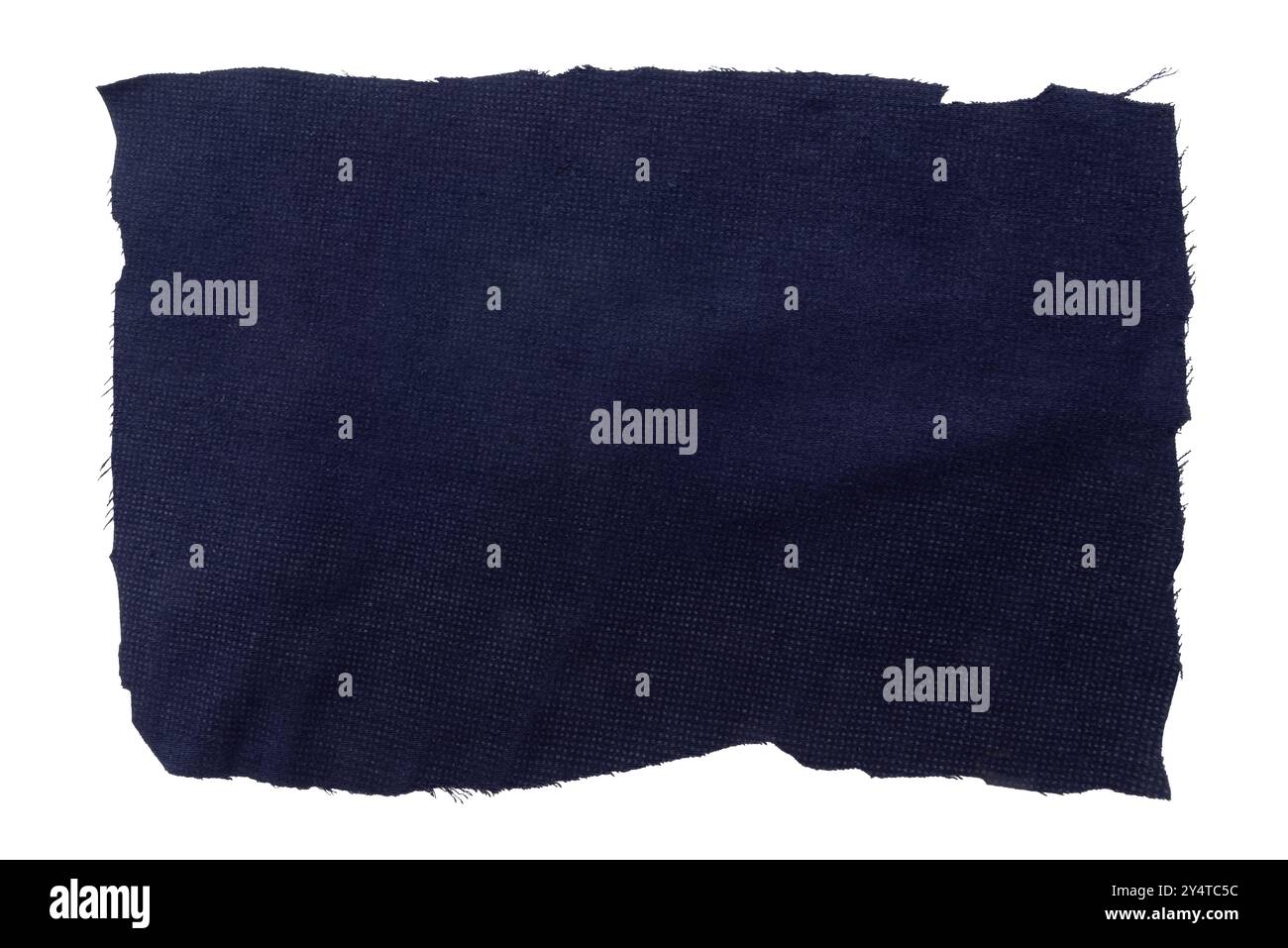Un morceau de tissu bleu déchiré sur un fond blanc. Isolat textile Banque D'Images Un morceau de tissu bleu déchiré sur un fond blanc. Isolat textile Banque D'Images