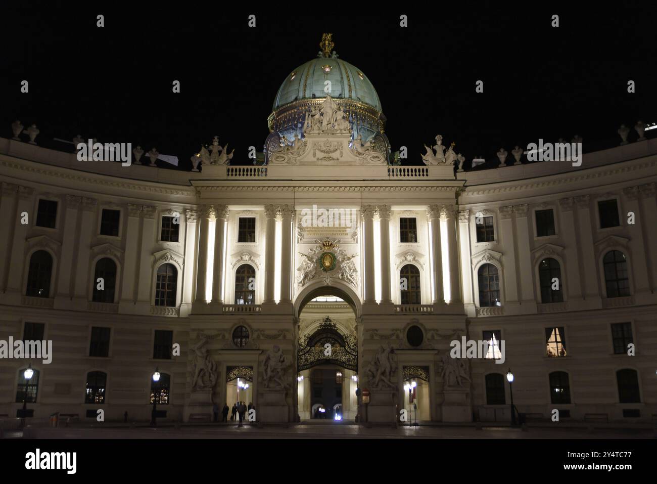 Vue nocturne de Hofburg, le palais impérial de la dynastie des Habsbourg à Vienne, Autriche, Europe Banque D'Images