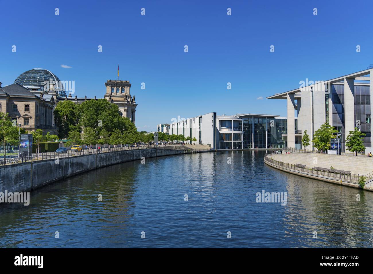 River Spree et Reichstag Building à Berlin, Allemagne, Europe Banque D'Images