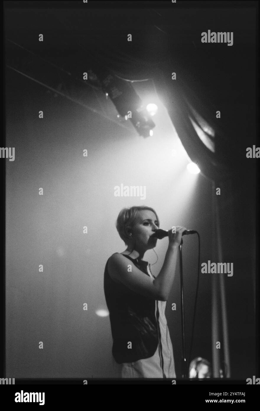 DUBSTAR, PREMIÈRE TOURNÉE, 1996 : Sarah Blackwood du duo indépendant Dubstar au Cardiff St David's Hall le 14 novembre 1996. Photo : Rob Watkins. INFO : Dubstar, un groupe pop britannique formé dans les années 1990, a gagné en reconnaissance pour leur son synthé-pop et la voix distinctive de Sarah Blackwood. Des tubes comme Not So Manic Now et Stars ont montré leur capacité à créer une pop mélodique et introspective. Banque D'Images