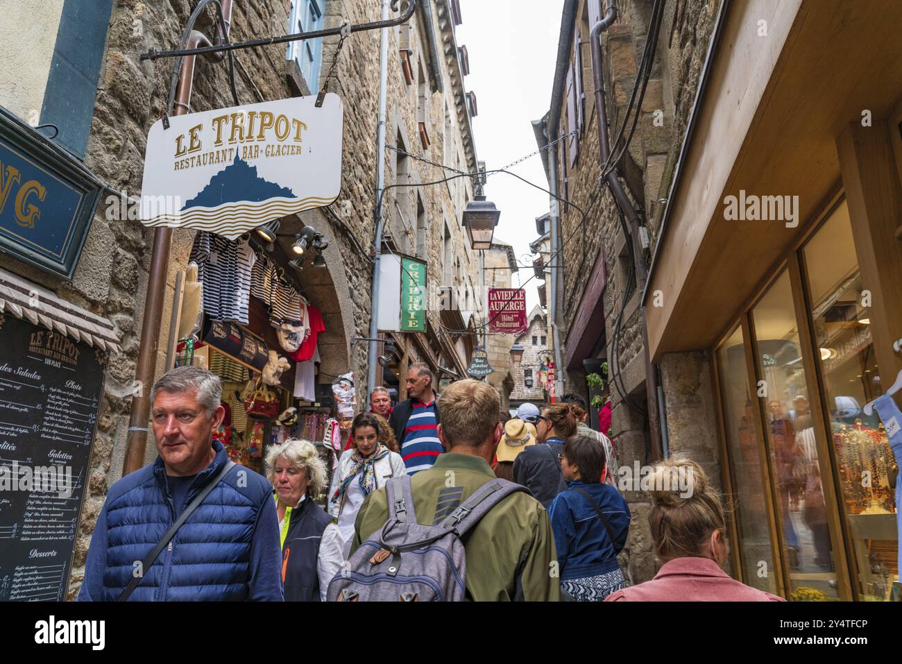 Vue sur la rue du Mont Saint Michel, une île UNESCO en Normandie, France, Europe Banque D'Images