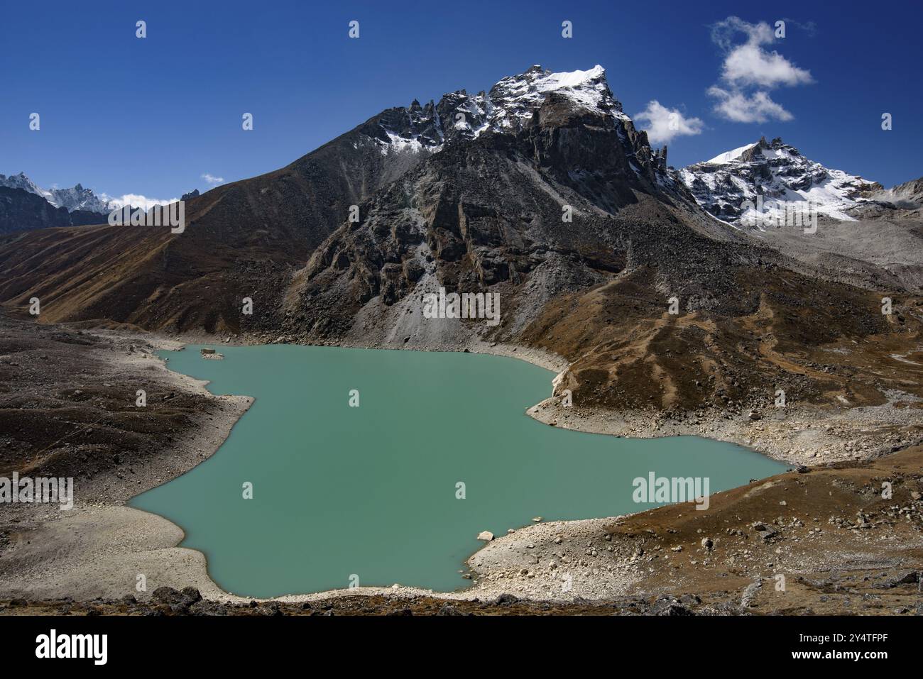 Lac de Gokyo entouré de montagnes enneigées de l'Himalaya au Népal Banque D'Images