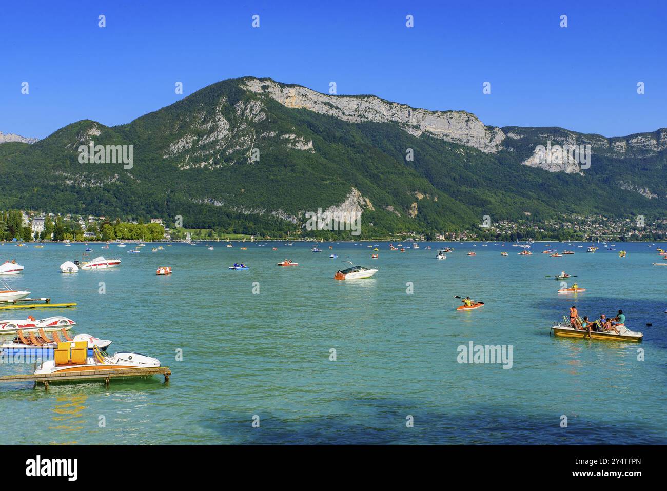 Les gens s'amusent sur le lac d'Annecy, le lac le plus propre d'Europe, dans le département de la haute-Savoie, France, Europe Banque D'Images