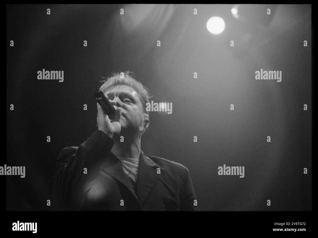 ANDY BELL, ERASURE, 1996 : Andy Bell of Erasure live au Cardiff St David's Hall le 14 novembre 1996. Photo : Rob Watkins. INFO : Erasure, formé en 1985, est un duo britannique de synthé-pop composé de Vince Clarke et Andy Bell. Connu pour des tubes comme 'A Little respect', leur son entraînant et dansant, présenté dans des albums comme 'The innocents', a solidifié leur statut de pionniers durables dans le genre synth-pop. Banque D'Images