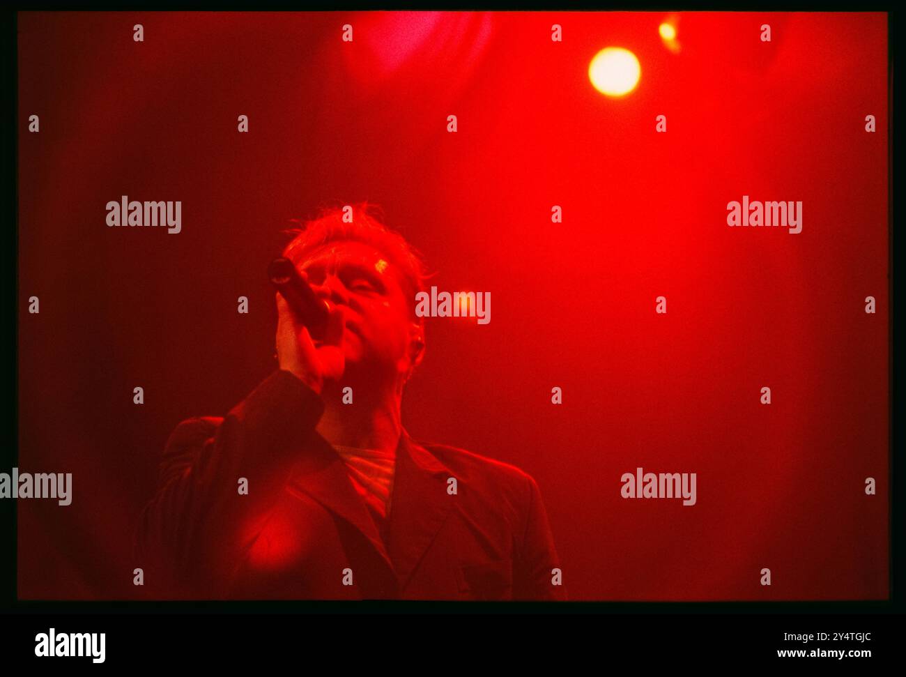 ANDY BELL, ERASURE, 1996 : Andy Bell of Erasure live au Cardiff St David's Hall le 14 novembre 1996. Photo : Rob Watkins. INFO : Erasure, formé en 1985, est un duo britannique de synthé-pop composé de Vince Clarke et Andy Bell. Connu pour des tubes comme 'A Little respect', leur son entraînant et dansant, présenté dans des albums comme 'The innocents', a solidifié leur statut de pionniers durables dans le genre synth-pop. Banque D'Images