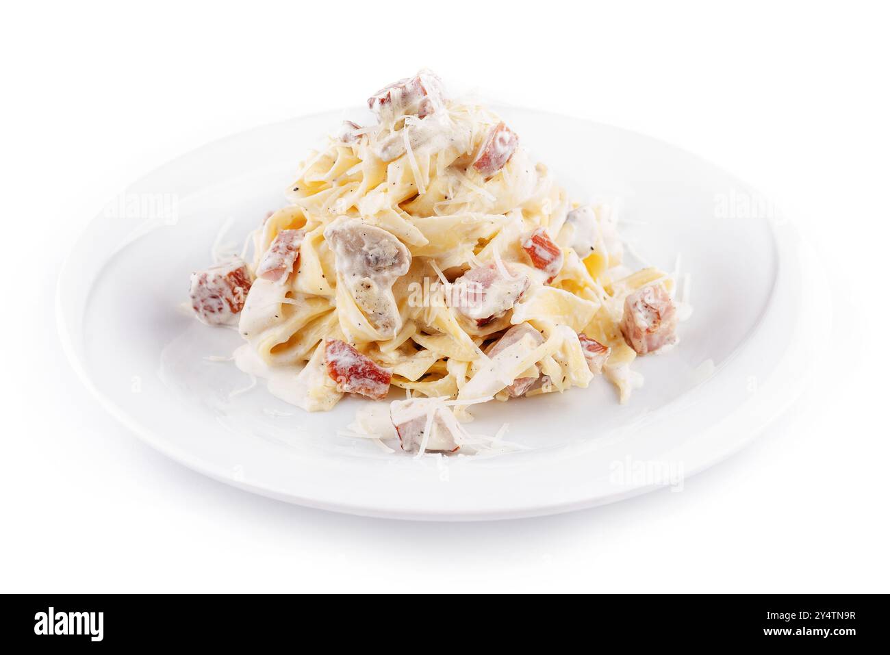 Assiette de pâtes carbonara avec bacon et champignons sur fond blanc Banque D'Images