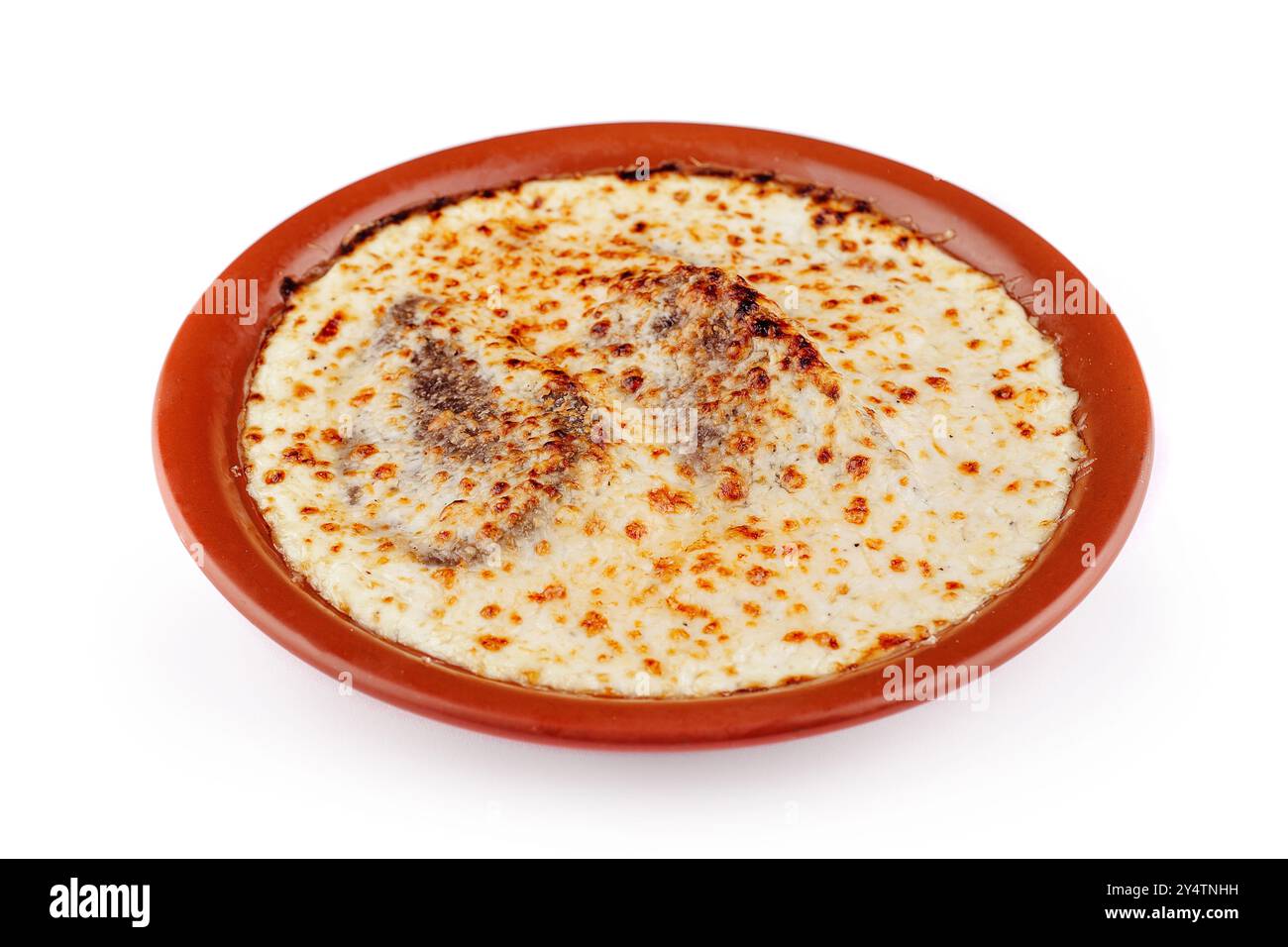 Délicieuses lasagnes avec cuisson de viande et de fromage dans une plaque d'argile rustique, isolées sur fond blanc Banque D'Images