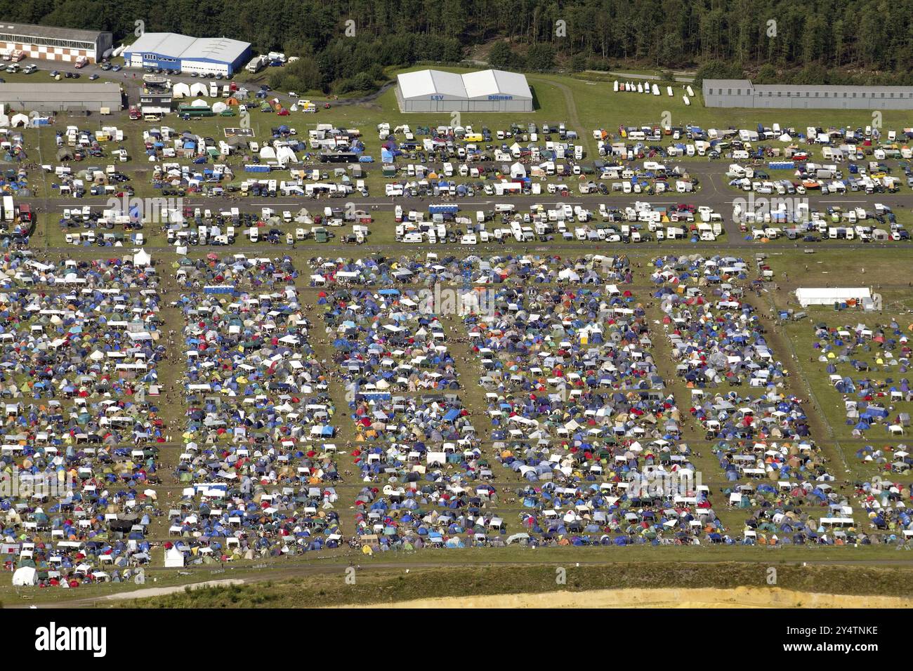 Festival area4 à l'aérodrome de Borkenberge, festival de musique, musique rock. Tentes, foules, visiteurs Banque D'Images