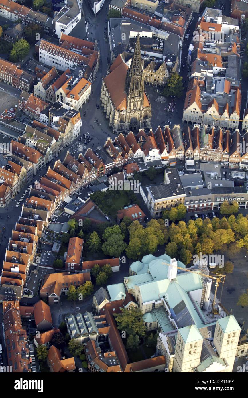 Muenster, centre-ville avec marché Prinzipal, cathédrale Paul (premier plan) et église Lamberti Banque D'Images