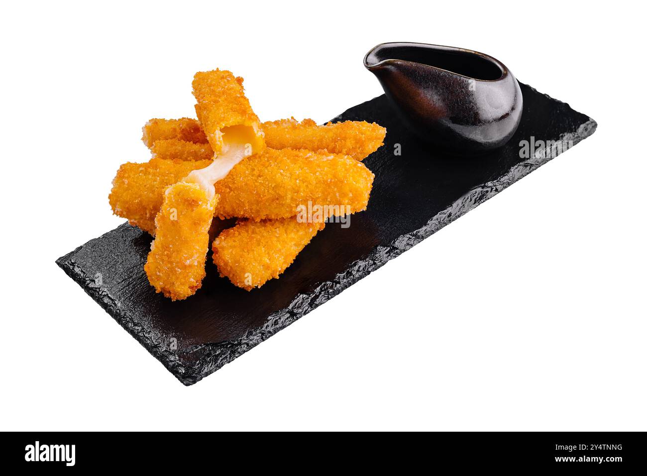 Les bâtonnets de fromage frits sont servis sur une assiette en pierre noire avec une petite tasse de sauce marinara Banque D'Images