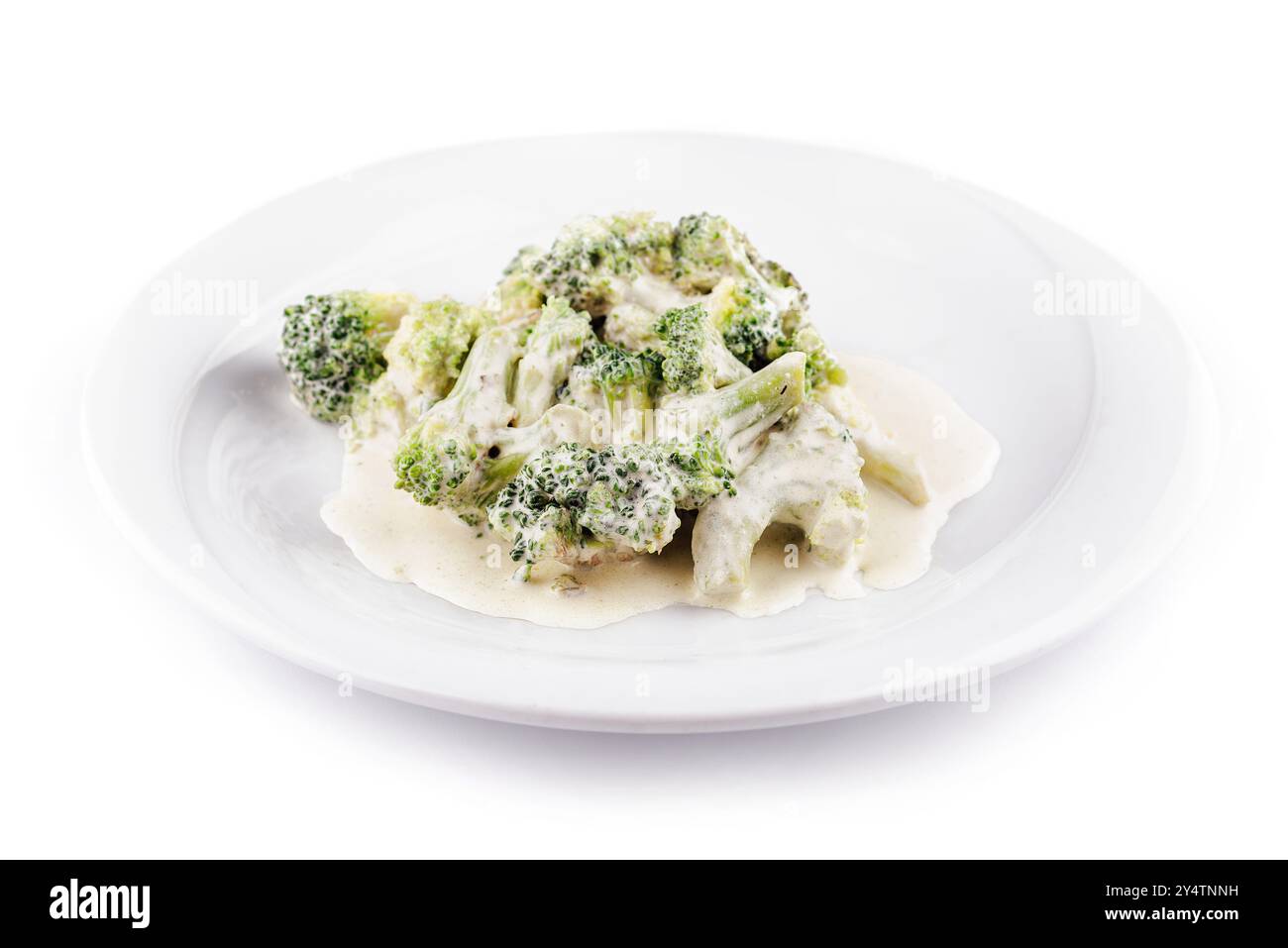 Délicieux brocoli avec sauce crémeuse au fromage servi sur assiette blanche, isolé sur fond blanc Banque D'Images