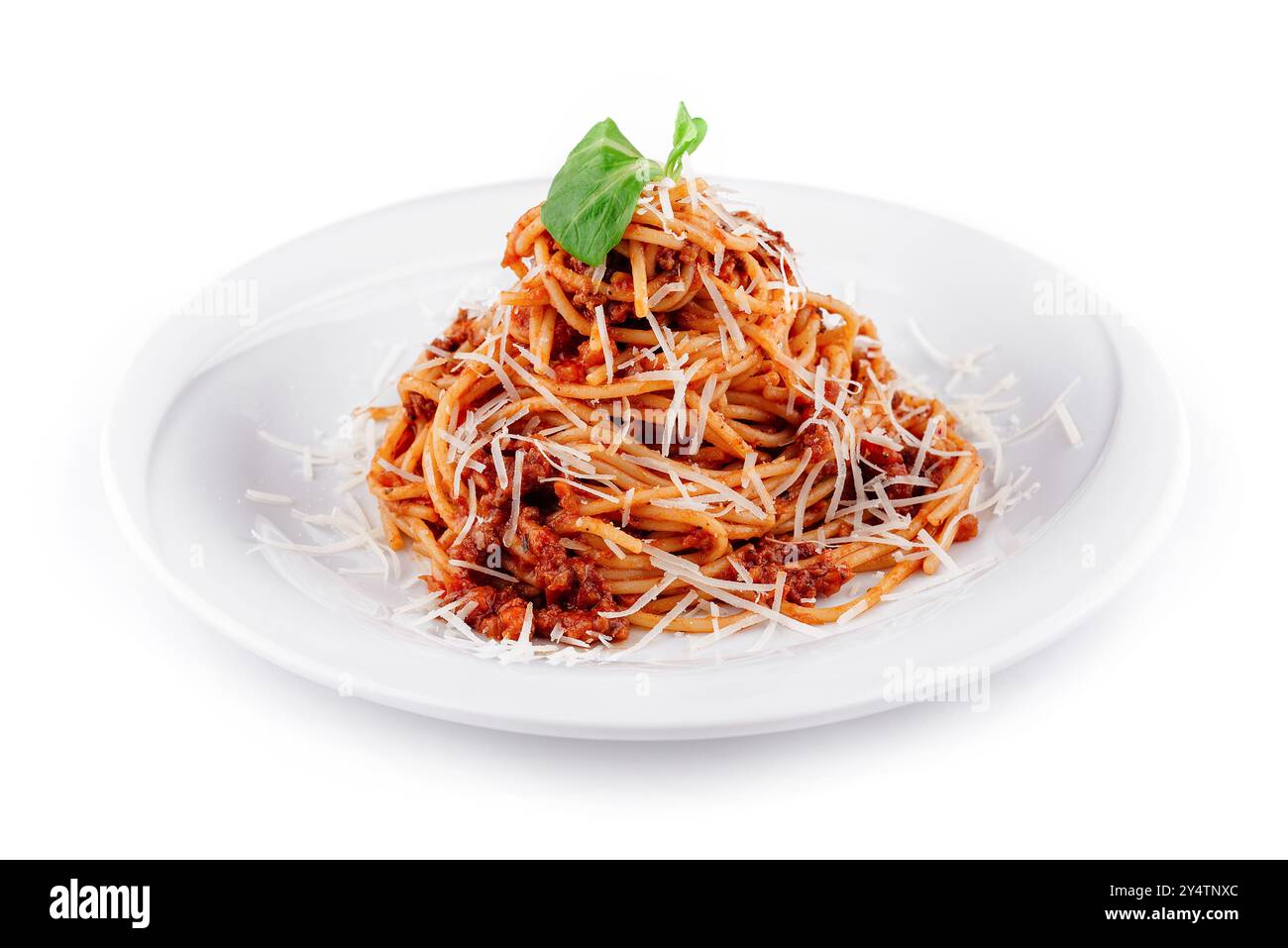 Délicieuse assiette de spaghetti bolognaise garnie de parmesan et de basilic Banque D'Images