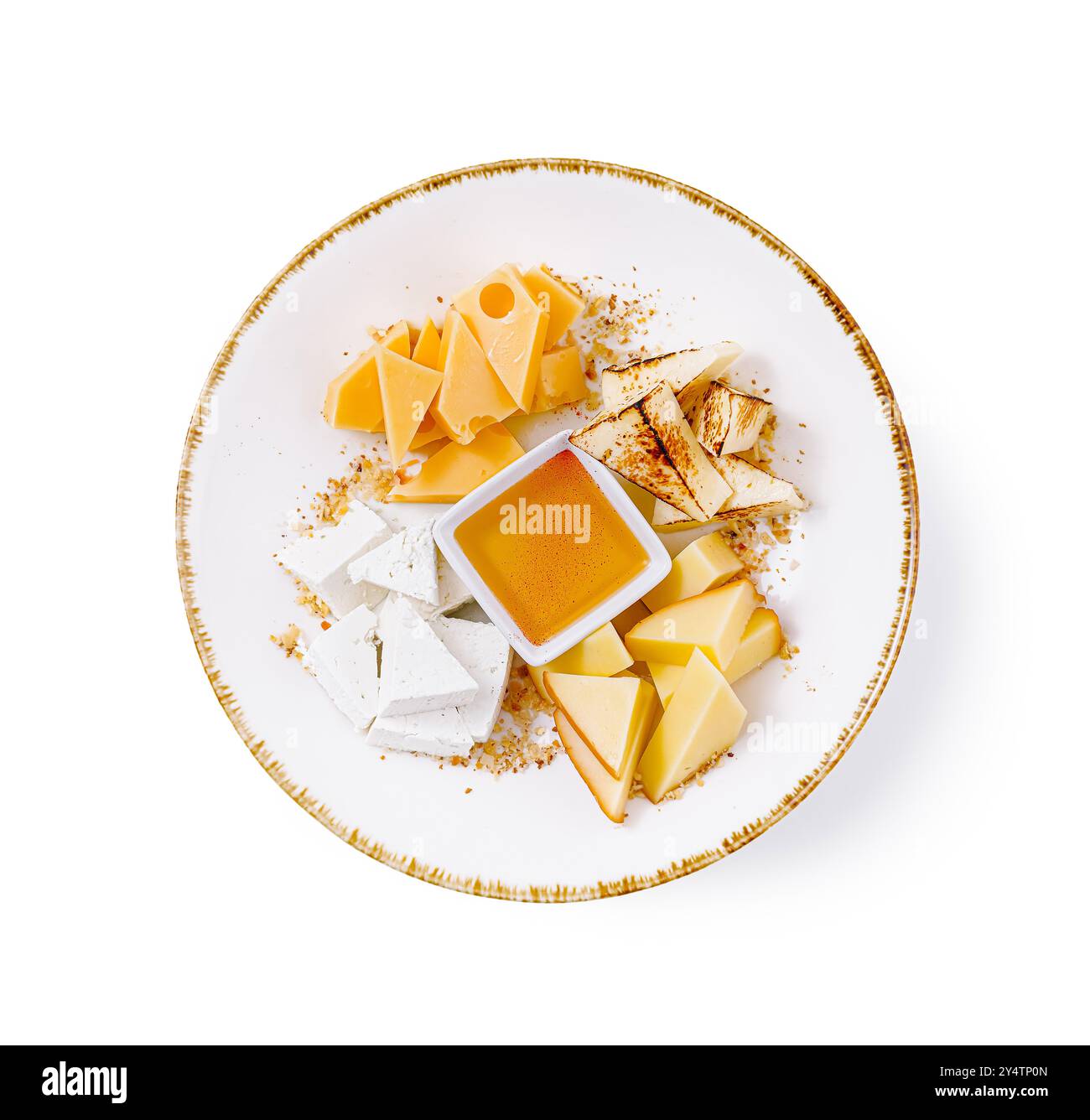 Assiette avec différents types de fromage, miel et noix servant idée sur fond blanc Banque D'Images