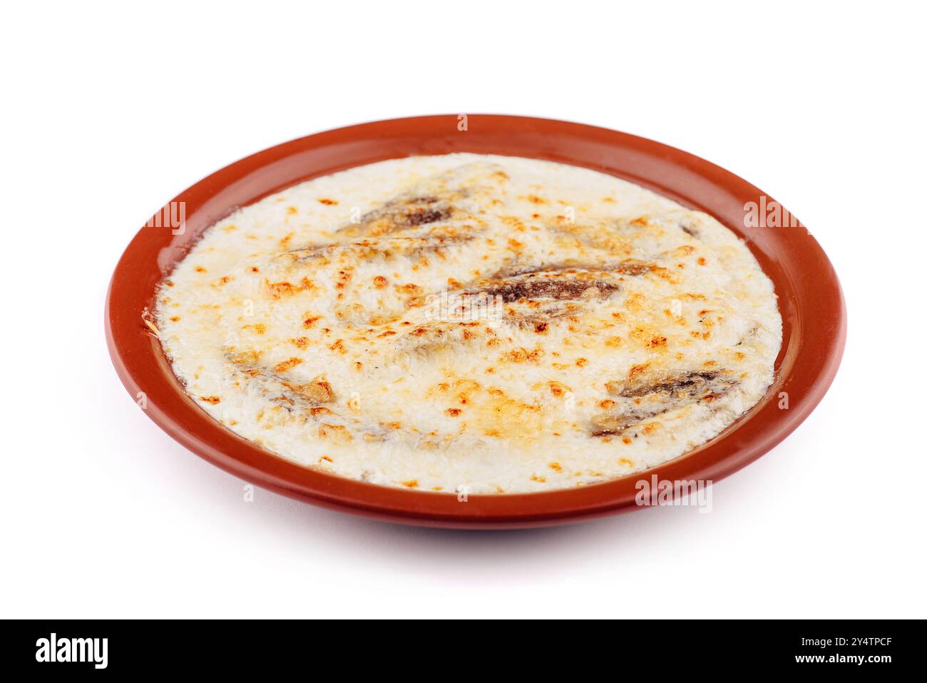 Plat de poisson avec fromage fondu sur une assiette, isolé sur fond blanc Banque D'Images