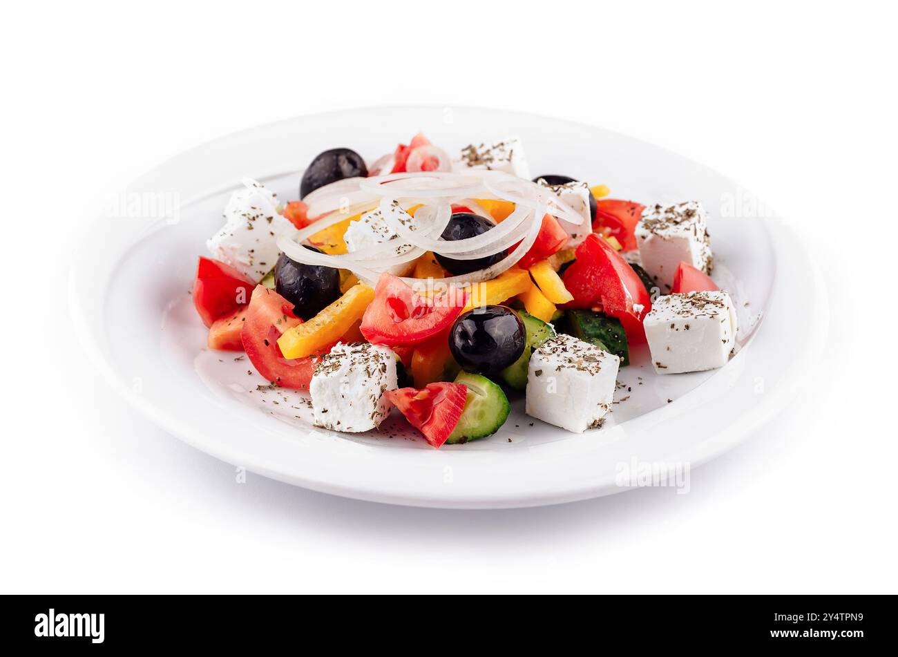 Salade grecque avec légumes frais, fromage feta et olives, assaisonnée d'herbes et d'épices Banque D'Images