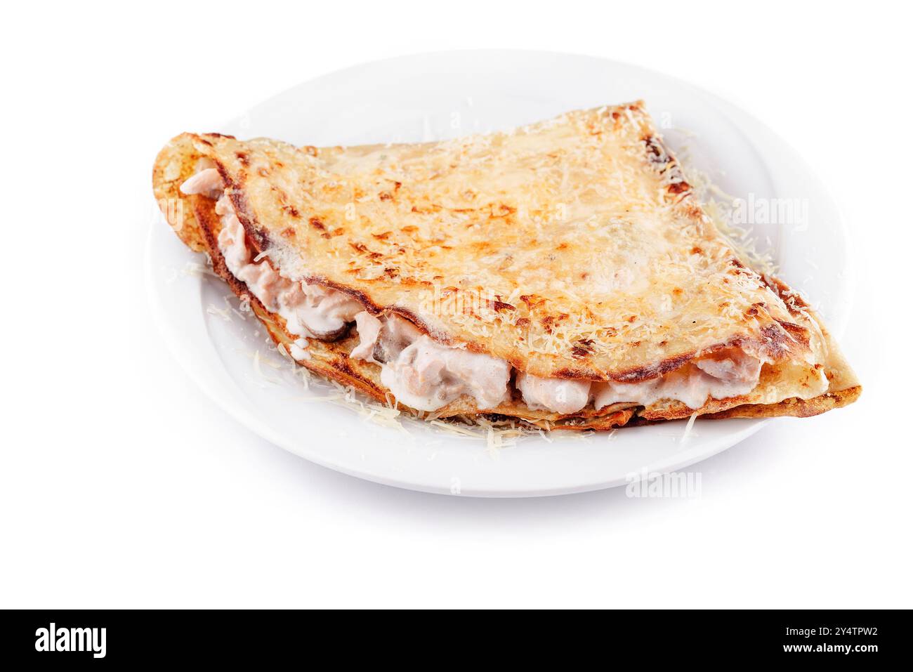 Délicieuse crêpe salée remplie de poulet et de fromage à la crème couchée sur une plaque blanche, isolée sur fond blanc Banque D'Images