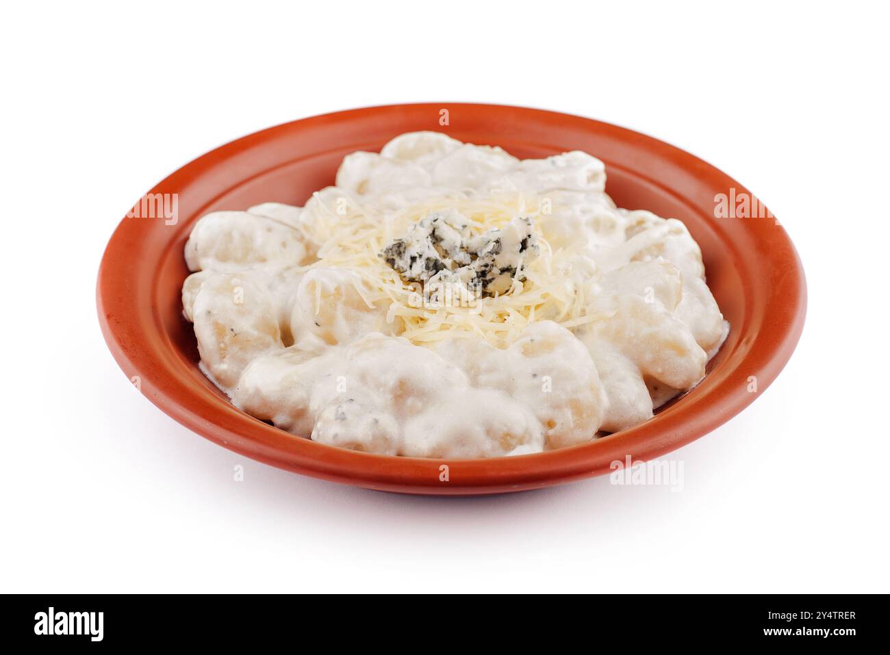 Assiette de gnocchi avec fromage bleu et parmesan couché sur fond blanc Banque D'Images