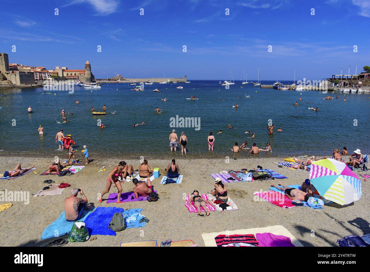 Les gens s'amusent sur la plage en été à Collioure, France, Europe Banque D'Images