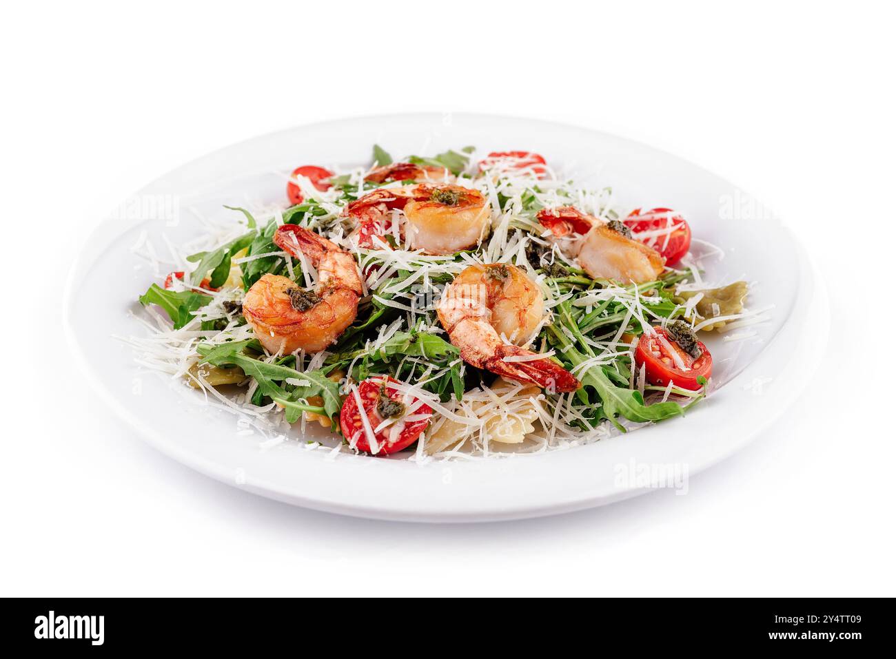 Un plat méditerranéen délicieux et sain avec crevettes, pâtes et parmesan est servi sur une assiette blanche Banque D'Images