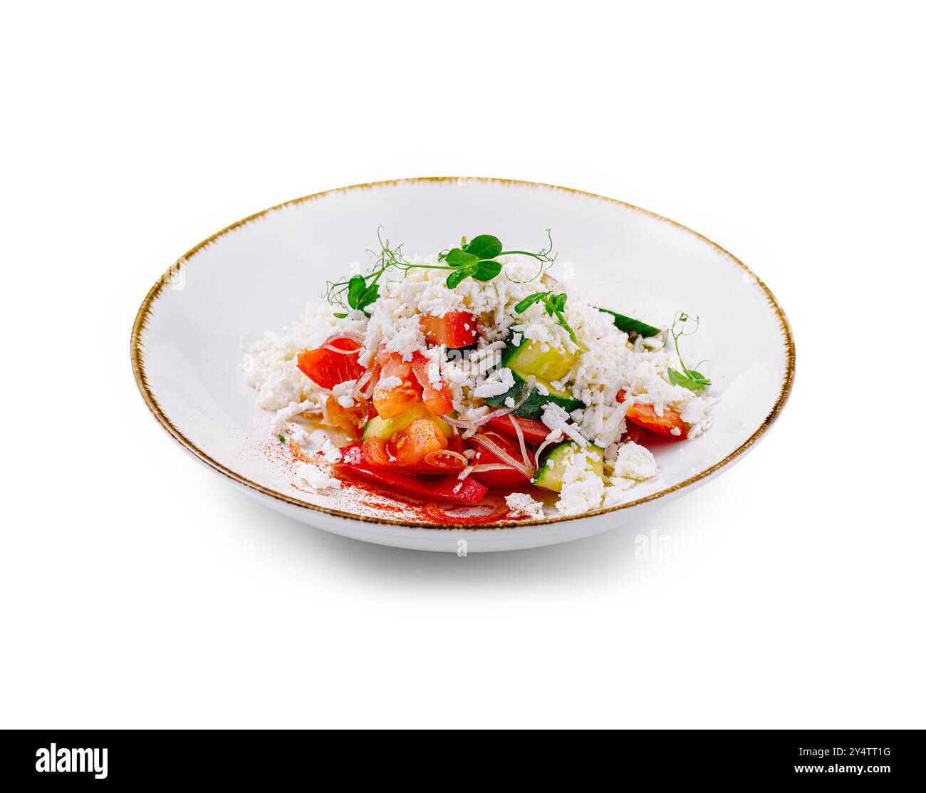 La salade Shopska est préparée avec des tomates, des concombres, des poivrons, du fromage sirene et du persil Banque D'Images