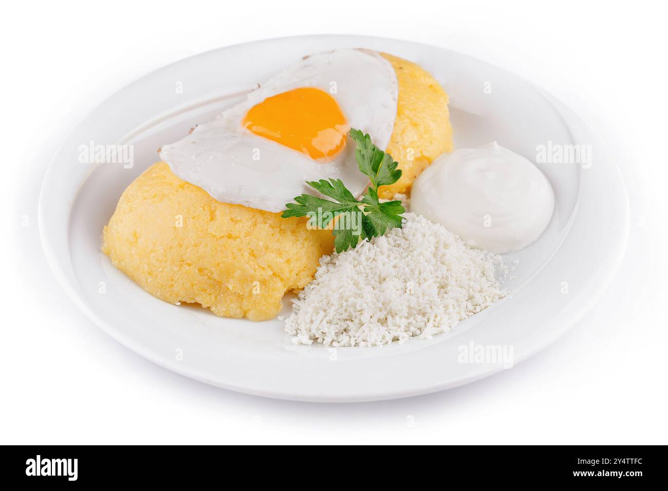 Service de polenta avec fromage, crème sure et oeuf frit attend le client au restaurant Banque D'Images