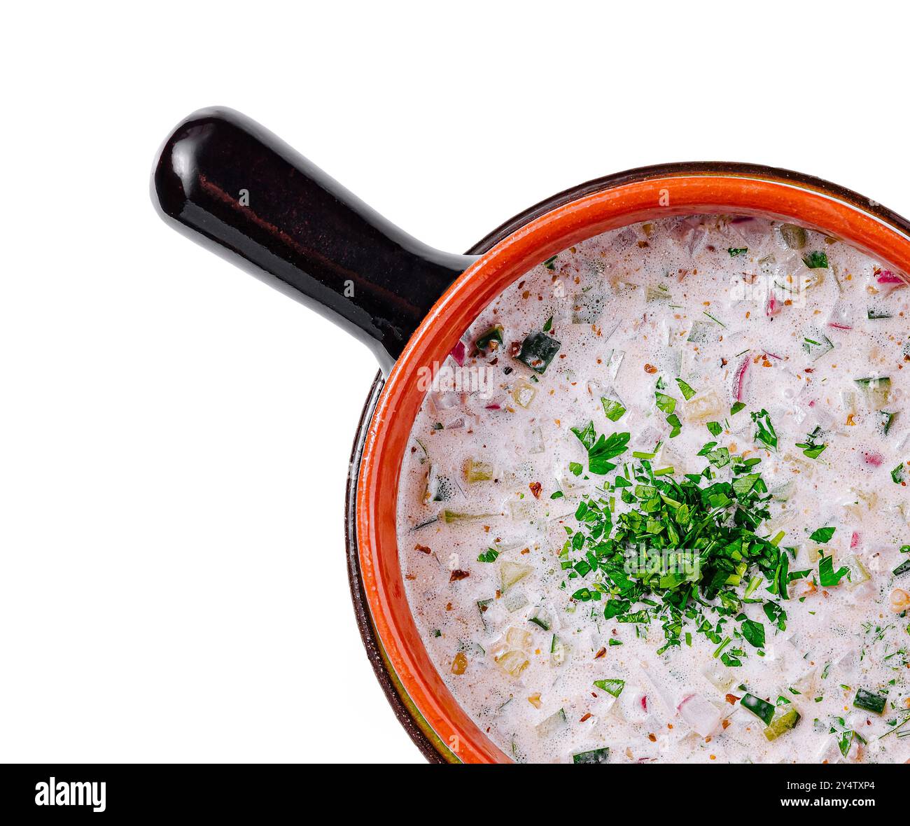 Okroshka est une soupe rafraîchissante originaire de russie, généralement servie froide et faite avec une base de crème sure, de kéfir ou de kvass, avec des légumes frais Banque D'Images