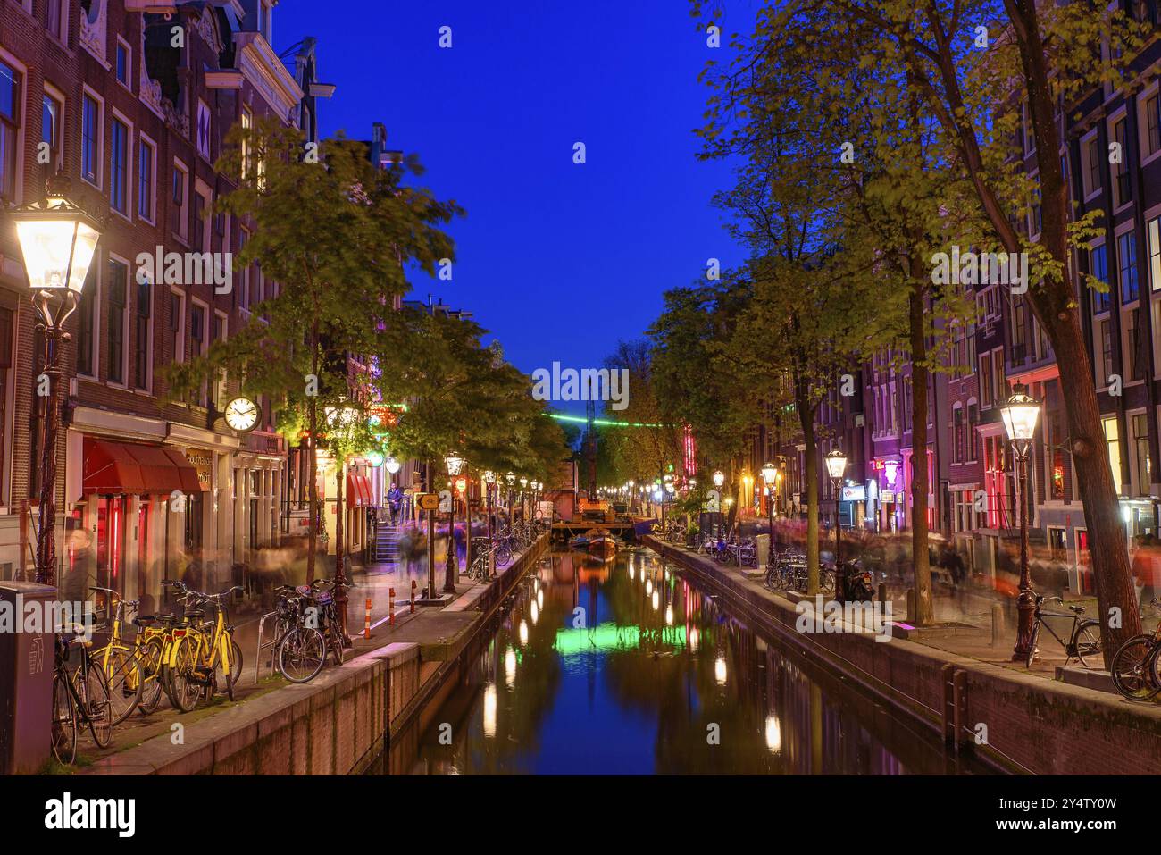 Vue de nuit De Wallen, le célèbre quartier rouge avec fenêtre la prostitution à Amsterdam, Pays-Bas Banque D'Images