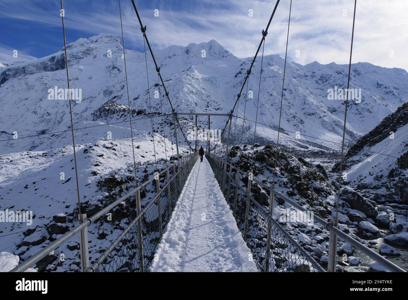 Promenade sur le pont suspendu, Hooker Valley Track en hiver, Mt Cook National Park, Nouvelle-Zélande, Océanie Banque D'Images