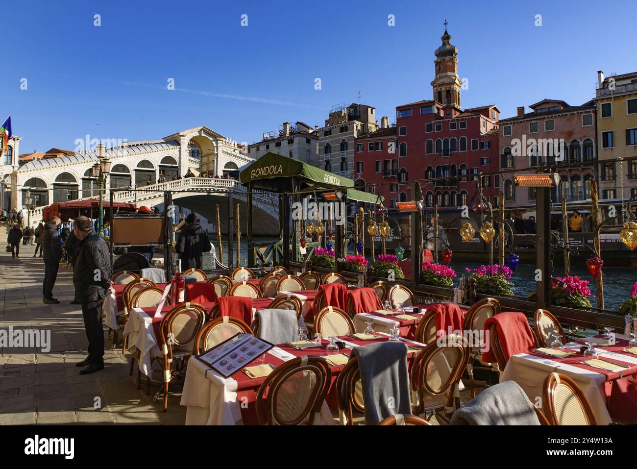 Vue sur le Grand canal, le pont du Rialto et les gondoles depuis les sièges extérieurs du restaurant, Venise, Italie, Europe Banque D'Images