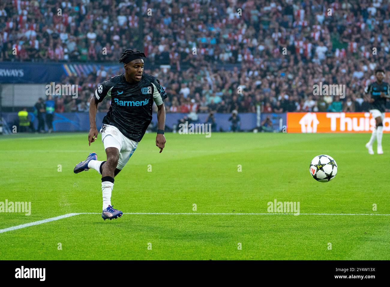 AM Ball Jeremie Frimpong (Bayer Leverkusen, #30) Feyenoord Rotterdam v. Bayer Leverkusen, Fussball, Ligue des Champions, 1. Spieltag, saison 2024/2025, 19.09.2024 Foto : Eibner-Pressefoto/Justin Derondeau Banque D'Images